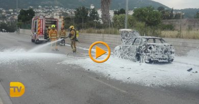 Vídeo del coche calcinado en Hermanos Maristas de Dénia Vídeo del coche calcinado en Hermanos Maristas de Dénia