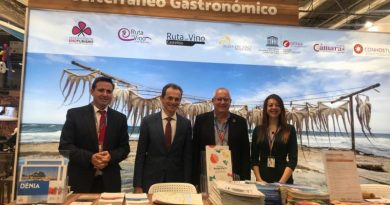 Pedro Duque, Herick Campos y Carolina Pascual presentes en el estand de Dénia en FITUR Pedro Duque, Herick Campos y Carolina Pascual presentes en el estand de Dénia en FITUR