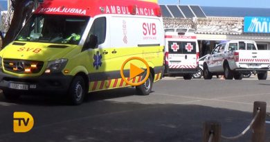 Un hombre es golpeado contra una roca tras un golpe de mar Un hombre es golpeado contra una roca tras un golpe de mar