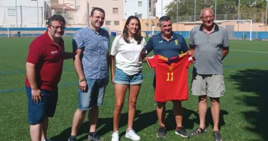 La jugadora de fútbol Fiamma Benítez entrega su camiseta de Selección Española Nacional a la escuela