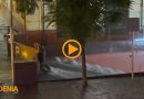 Gran cascada de agua en un parking por las fuertes precipitaciones en Dénia