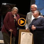 Emotivo homenaje a Paco Muñoz en el acto de su nombramiento como hijo adoptivo de la ciudad de Dénia Emotivo homenaje a Paco Muñoz en el acto de su nombramiento como hijo adoptivo de la ciudad de Dénia