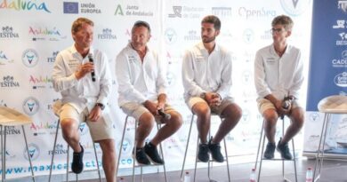 El navegante dianense Alex Pella presenta en Sevilla el primer desafío del Trofeo Oceánico Elcano