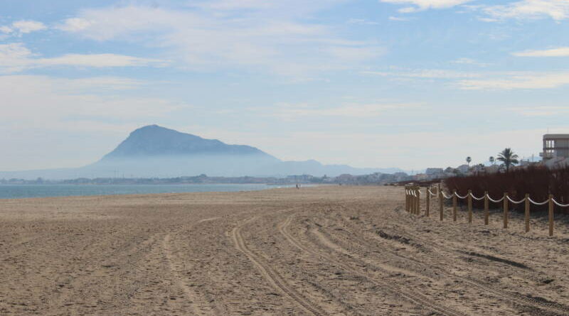 La delegada del Gobierno en la Comunitat Valenciana visita la regeneración de la playa de Les Deveses