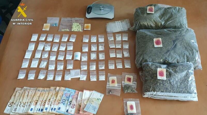 Detenido en Jávea in fraganti haciendo “un pase” de tres bolsitas de cocaína frente a una patrulla de la Guardia Civil