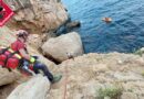 Los bomberos rescatan aun hombre que había caído en el Racó Illot en la Cala del Moraig en Benitachell