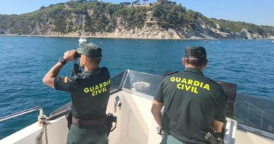 La Guardia Civil realiza varias actas a embarcaciones por fondear en praderas de posidonia en la bahía de Jávea