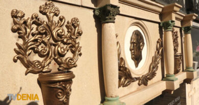 Una visita guiada por el cementerio de Dénia descubre panteones y tumbas de personajes destacados de la ciudad