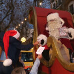 Cientos de niños entregan las cartas a Papá Noel en su visita a Dénia