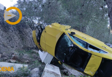 Un coche se sale de la carretera en Orba y cae desde una altura de cuatro metros