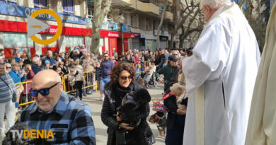 La tradición de San Antonio reúne a vecinos y mascotas en  Dénia