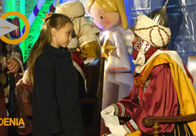 Ilusión de los niños y niñas en la visita de los emisarios reales a Dénia