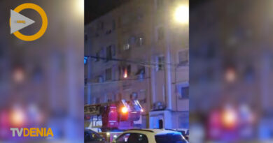 Incendio en una vivienda de Dénia obliga a evacuar un edificio sin causar heridos – Vídeo