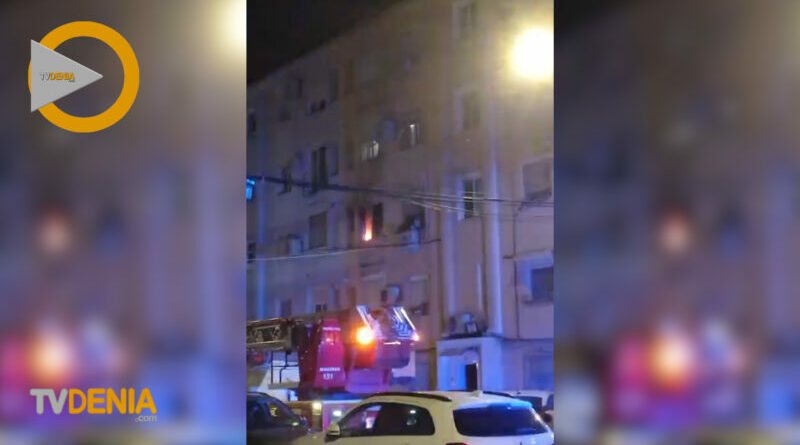 Incendio en una vivienda de Dénia obliga a evacuar un edificio sin causar heridos – Vídeo