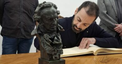 Recepción a Carlo d’Ursi, ganador del premio Goya 2026 al mejor cortometraje documental con El Santo