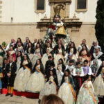 Més de 2500 fallers i falleres participen en l’ofrena a la Mare de Dénia