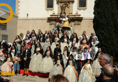 Més de 2500 fallers i falleres participen en l’ofrena a la Mare de Dénia