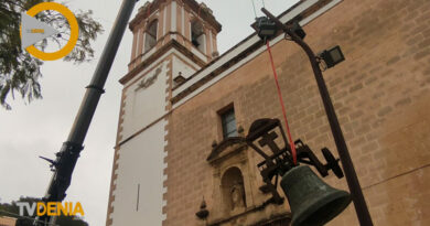 Dénia vive una jornada histórica con la bajada de las campanas de la Iglesia de la Asunción-Vídeo