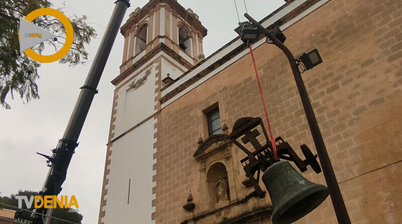 Dénia vive una jornada histórica con la bajada de las campanas de la Iglesia de la Asunción-Vídeo