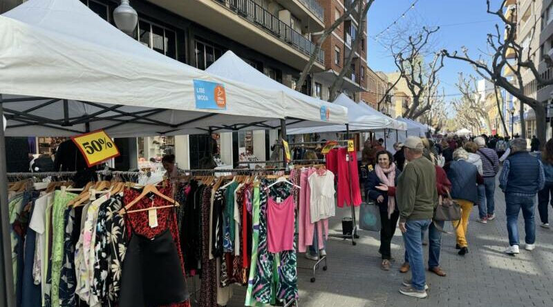 Dénia Stock brilla bajo el sol y llena el centro de vida y compras