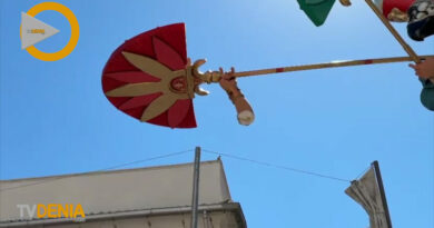 El viento afecta a la Falla Centro al romper un brazo de una figura de arriba – Vídeo