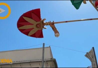El viento afecta a la Falla Centro al romper un brazo de una figura de arriba – Vídeo
