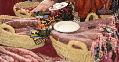 Gran ambiente en la XIV Feria del Embutido de la Vall de Pop
