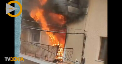 Incendio en una vivienda de Dénia obliga a desalojar un edificio en la calle Pare Pere Incendio en una vivienda de Dénia obliga a desalojar un edificio en la calle Pare Pere