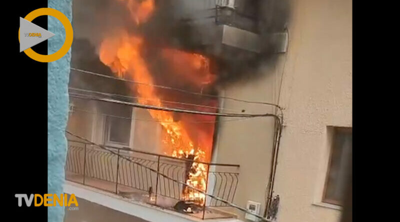 Incendio en una vivienda de Dénia obliga a desalojar un edificio en la calle Pare Pere Incendio en una vivienda de Dénia obliga a desalojar un edificio en la calle Pare Pere