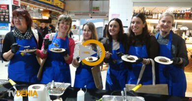 Homenaje a periodistas y amas de casa en el Mercado Municipal con motivo del 8M