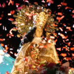 Devoción en la procesión Mare de Déu dels Desemparats