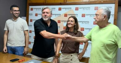 Rafa Carrió apel·la al compliment del pacte, tendeix la mà a l’oposició i anuncia que renunciarà a la dedicació exclusiva com a alcalde Rafa Carrió apel·la al compliment del pacte, tendeix la mà a l’oposició i anuncia que renunciarà a la dedicació exclusiva com a alcalde