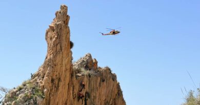 Benitatxell coordina un espectacular simulacro de rescate por tierra, mar y aire en la cala del Moraig