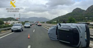 La Guardia Civil investiga a un conductor que se dio a la fuga a pie tras ocasionar un accidente en la AP7