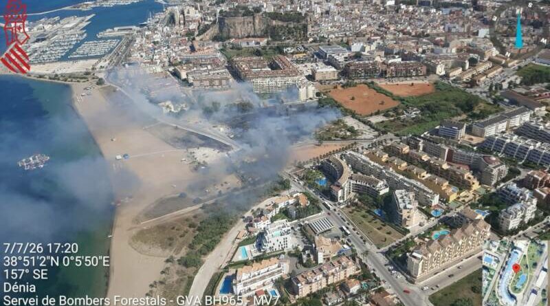Incendio en Dénia en una zona de vegetación y cañar Incendio en Dénia en una zona de vegetación y cañar