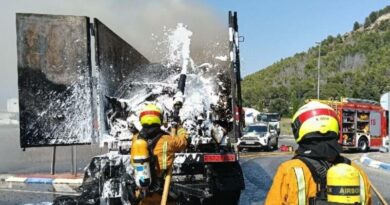 Arde la carga de un camión en la N-332 a la entrada de Pedreguer