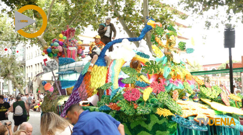 La Falla Campaments se alza con el primer premio del Desfile de Carrozas de Dénia – Video La Falla Campaments se alza con el primer premio del Desfile de Carrozas de Dénia – Video