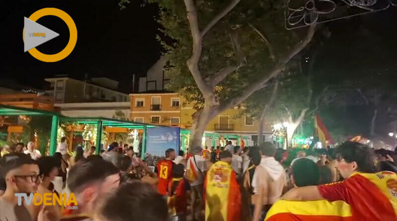 Dénia sale a las calle para celebrar el Segundo Mundial de la Selección Española Dénia sale a las calle para celebrar el Segundo Mundial de la Selección Española