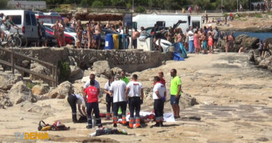 Muere un bañista de 70 años tras golpearse contra las rocas en Les Rotes de Dénia Muere un bañista de 70 años tras golpearse contra las rocas en Les Rotes de Dénia