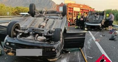Dos heridos graves tras un accidente con varias vueltas de campana en la AP-7 a la altura de Ondara Dos heridos graves tras un accidente con varias vueltas de campana en la AP-7 a la altura de Ondara