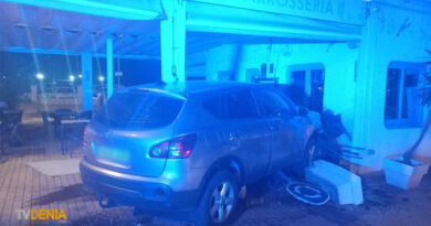 Un coche se empotra de madrugada contra la entrada del restaurante Haití en Dénia