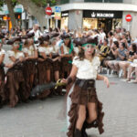 El desfile infantil de los Moros y Cristianos llena de color y tradición las calles de Dénia – Vídeo El desfile infantil de los Moros y Cristianos llena de color y tradición las calles de Dénia – Vídeo