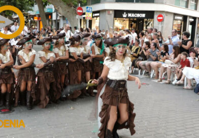 El desfile infantil de los Moros y Cristianos llena de color y tradición las calles de Dénia – Vídeo El desfile infantil de los Moros y Cristianos llena de color y tradición las calles de Dénia – Vídeo