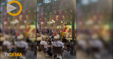 Dénia se vuelca con Ceuta en una multitudinaria concentración en la plaza del Ayuntamiento Dénia se vuelca con Ceuta en una multitudinaria concentración en la plaza del Ayuntamiento