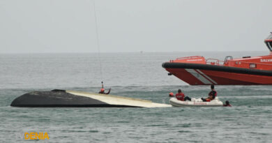 Una embarcación volcada en las inmediaciones de la bocana del puerto de Dénia
