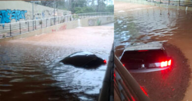 La intensa lluvia suspende las clases, deja numerosas calles cortadas y la imagen de un coche inundado