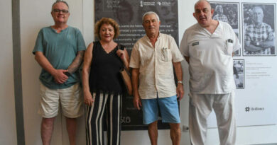 Ocho pacientes muestran cómo es vivir con una ostomía, en la exposición fotográfica «Héroes» de el Hospital Universitario de Dénia