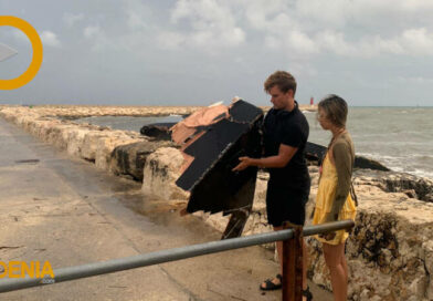 El barco volcado de placas solares acaba destrozado contra la escollera por el temporal El barco volcado de placas solares acaba destrozado contra la escollera por el temporal