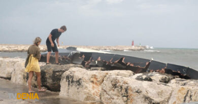 El barco volcado en Dénia a la espera de recuperar sus baterías El barco volcado en Dénia a la espera de recuperar sus baterías